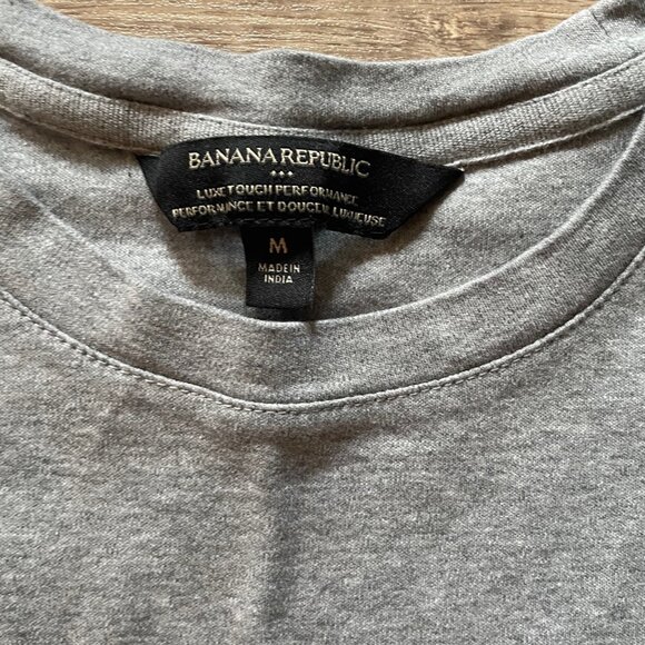 BUNDLE & SAVE! Men's BANANA REPUBLIC grey, Luxe touch tee, size M - Picture 2 of 2